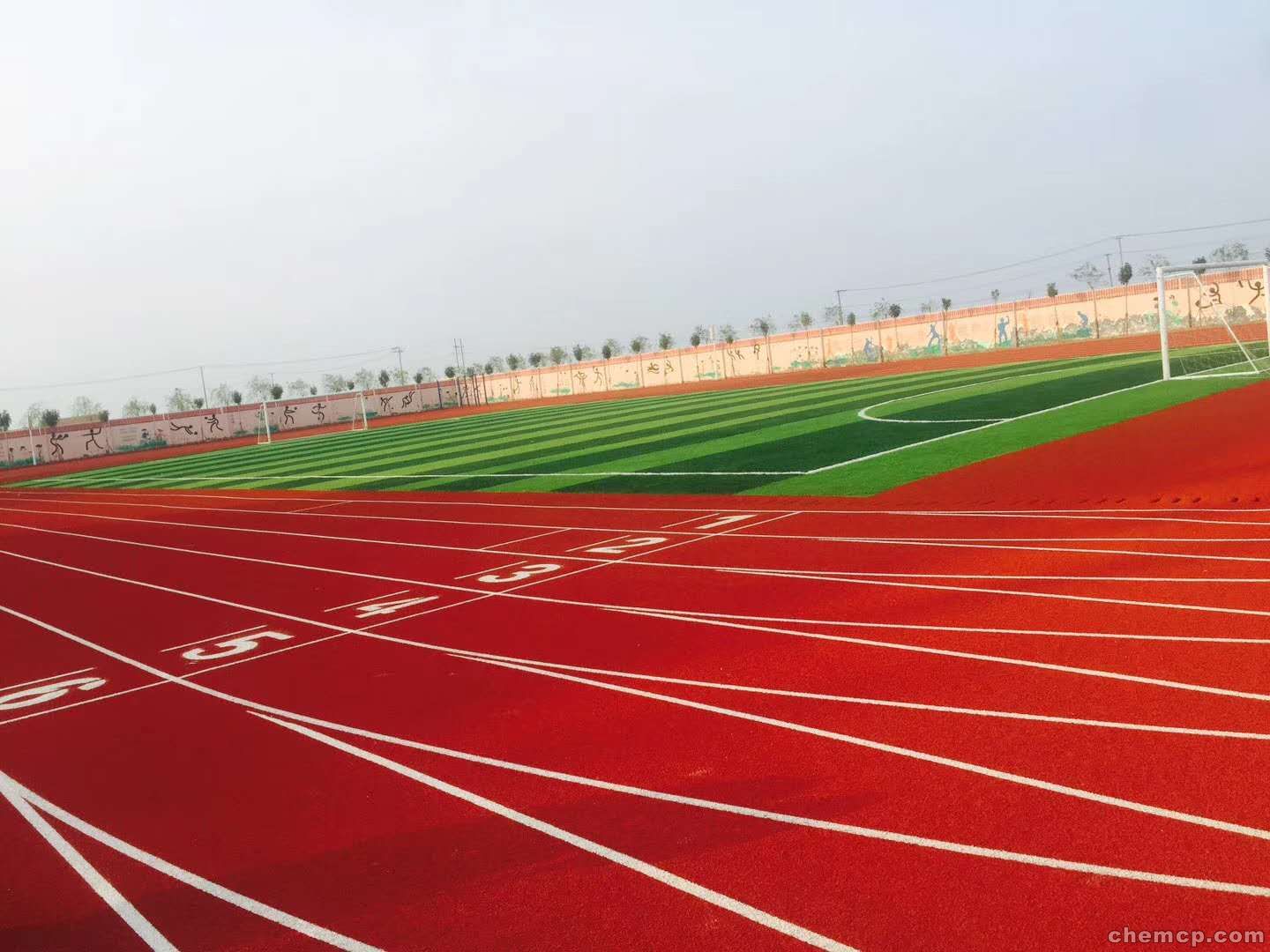 Do you understand the advantages of a plastic track? 